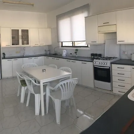 Kostas Two Bedroom Penthouse Lägenhet